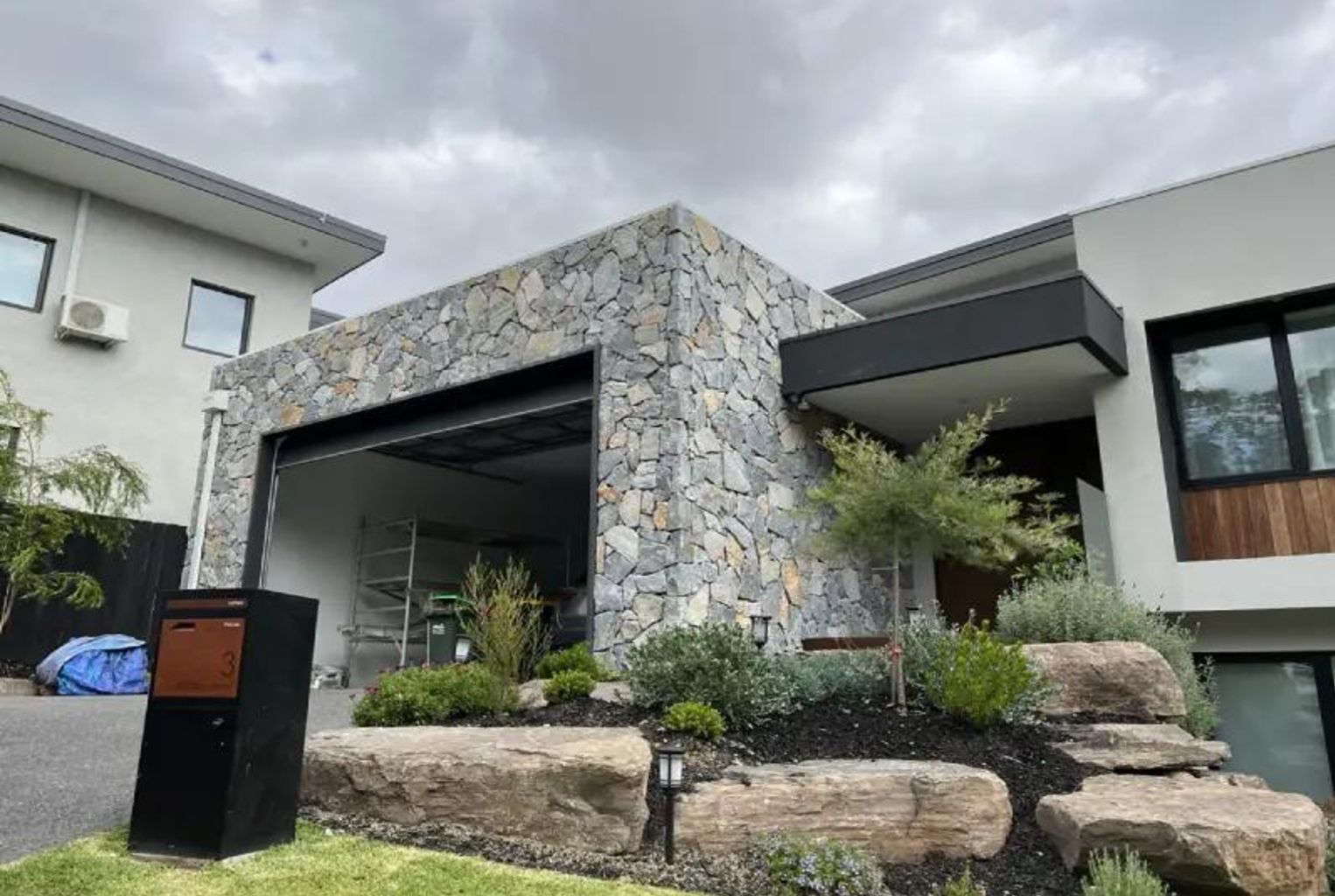 stone-veneer-modern-home-interior-exterior-in-India